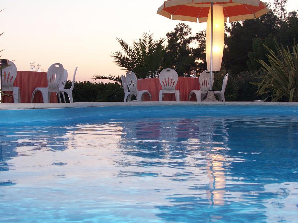 Bed And Breakfast " Il Tesoro Di Mario " Falconara Marittima Bagian luar foto