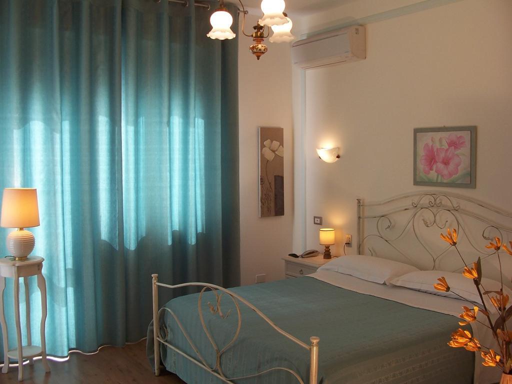 Bed And Breakfast " Il Tesoro Di Mario " Falconara Marittima Ruang foto