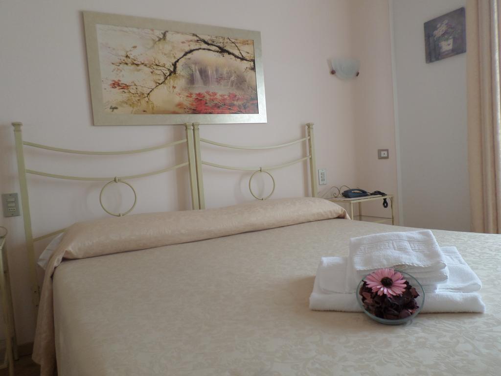 Bed And Breakfast " Il Tesoro Di Mario " Falconara Marittima Bagian luar foto